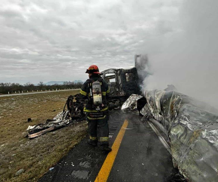 Provoca choque de tráileres cierre de la Autopista a Laredo