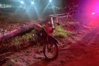 Cae con moto a zanja