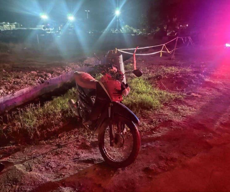 Cae con moto a zanja