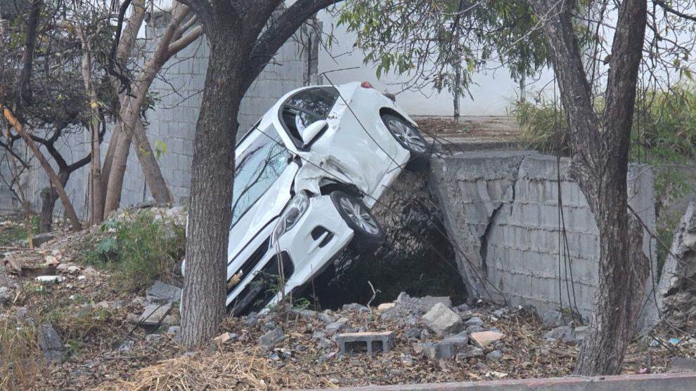 Un accidente vial dejó al descubierto la presencia de un automóvil con reporte de robo, en el municipio de Santa Catarina.