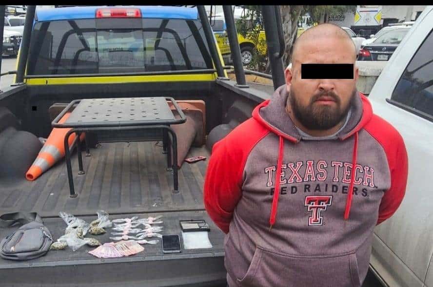 El presunto responsable de una serie de asaltos a clientes de bancos, fue detenido por oficiales de la Policía de Monterrey de Investigación, luego de que le encontraron ocho envoltorios de hierba verde y 13 con una sustancia similar a la mariguana y cocaína, respectivamente; además, se le investiga por su participación en varios asaltos a clientes de instituciones bancarias.