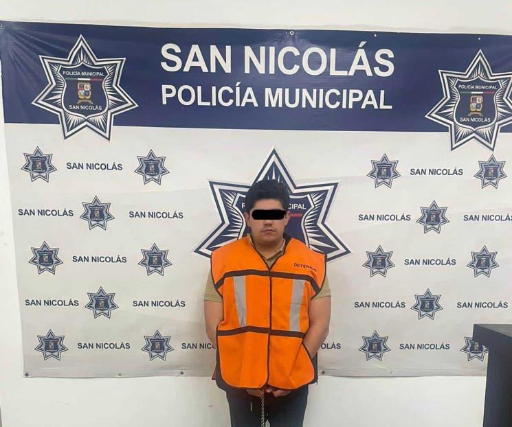 Intenta agredir a policía