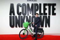 Multan a Timothée Chalamet por llegar en bici a estreno