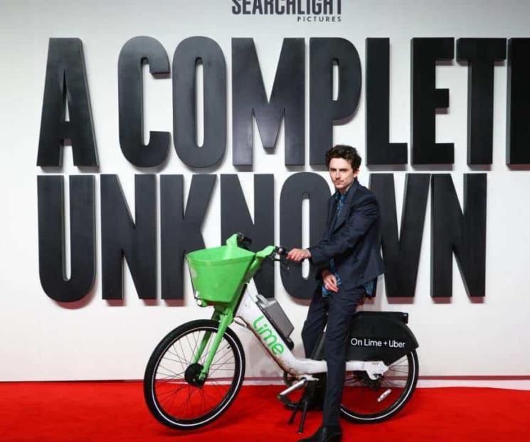 Multan a Timothée Chalamet por llegar en bici a estreno