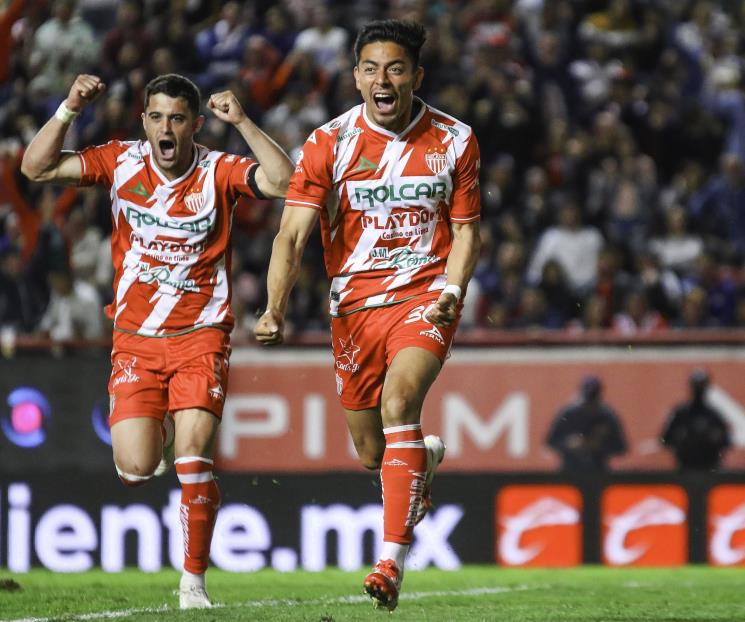 Necaxa se impone a Chivas