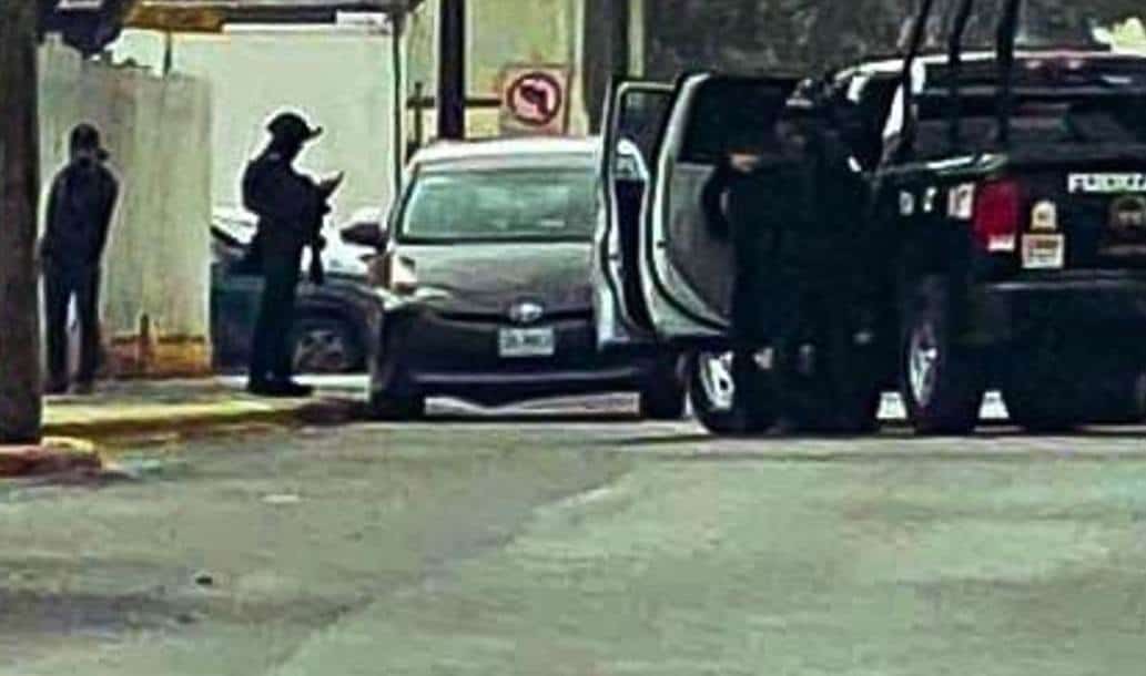 Una intensa movilización policiaca se registró en la Colonia La Enramada en el municipio de Apodaca, al ser interceptada una camioneta por elementos de Fuerza Civil.