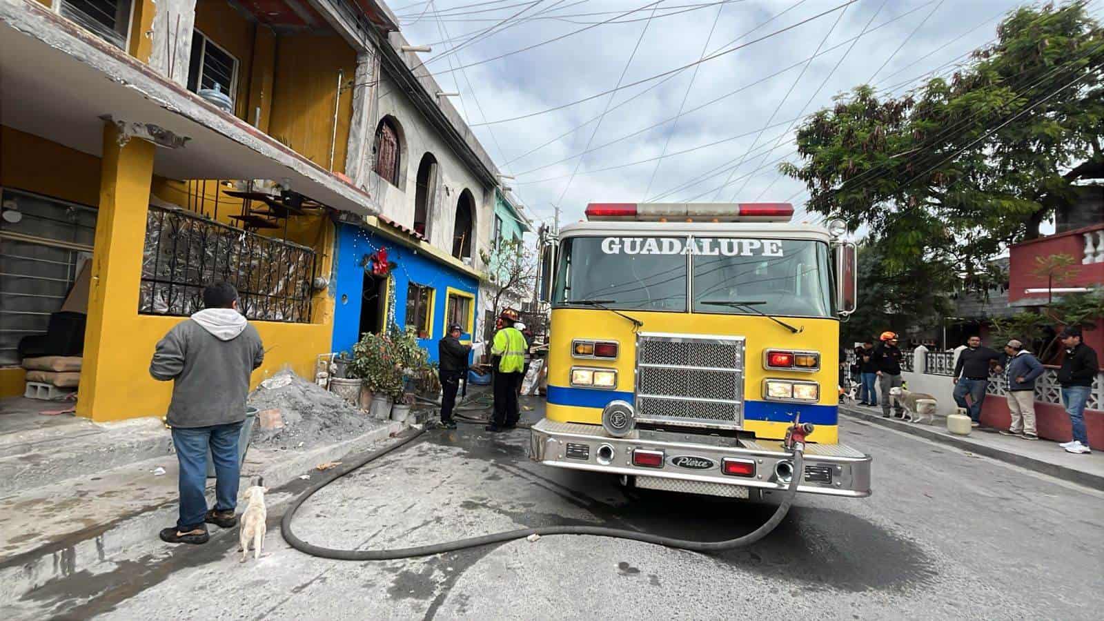 Un domicilio de la Colonia Atoyac de Álvarez, en Ciudad Guadalupe, se incendió ayer y dejó a una persona lesionada al intentar apagar el fuego.