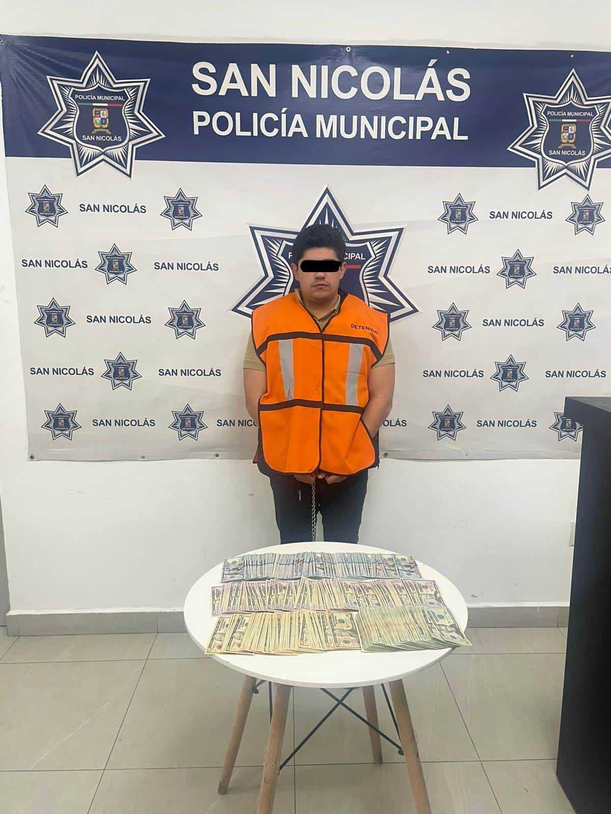Tras intentar agredir a elementos de la policía municipal luego de ser reportado alterando el orden público en la Colonia Fuentes de Anáhuac, un hombre fue detenido por oficiales de San Nicolásy al revisarlo se le encontraron 27 mil 350 dólares.