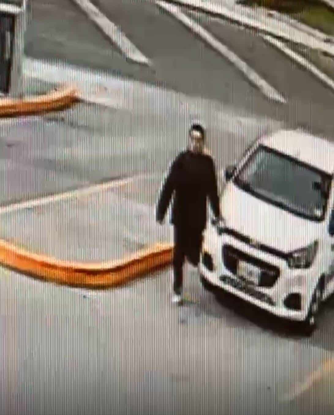 Un escolta del ex Secretario de Seguridad Pública en el estado, sufrió el robo de su arma larga de cargo que dejó en el vehículo oficial, al sur de la ciudad.