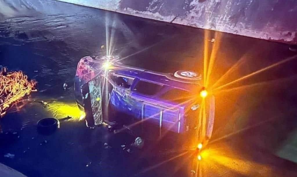 Cae camioneta a canalón en Escobedo; hay 2 heridos