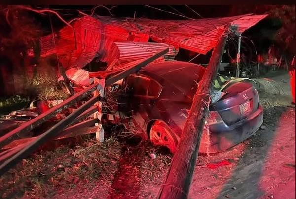 Conductor resulta lesionado al estrellarse en General Terán