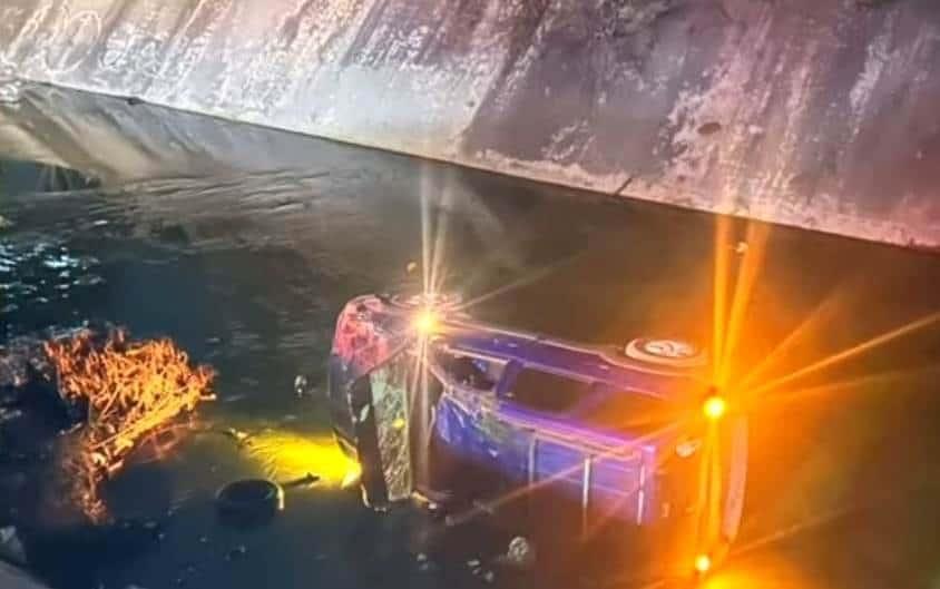 Cae camioneta a canalón en Escobedo