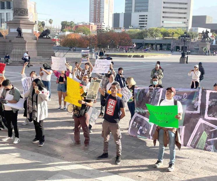 Colectivos bloquean calles por alzas en el transporte