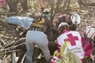 Derrapa y cae pareja en una motocicleta; la mujer muere