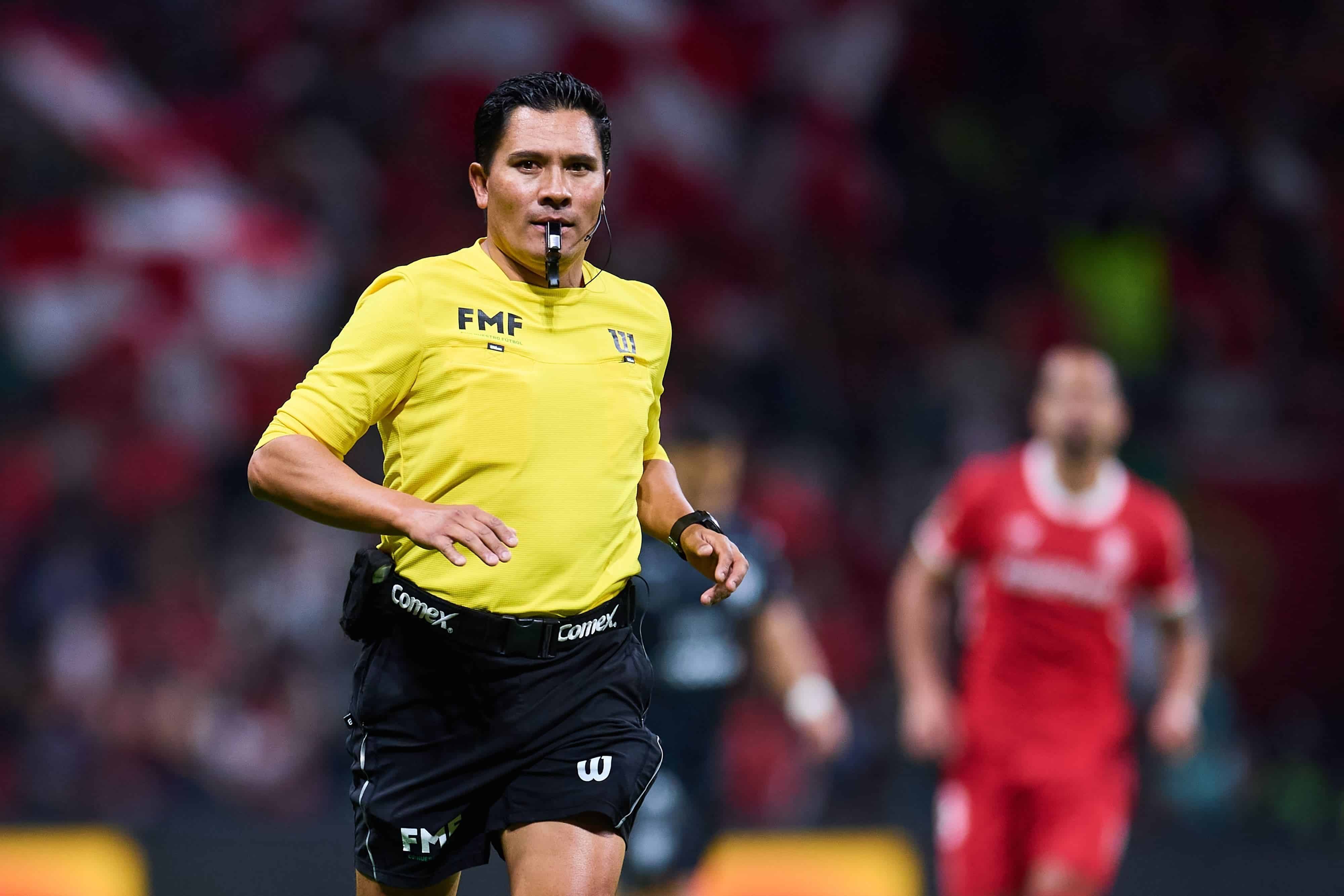Fernando Guerrero pita su último partido.