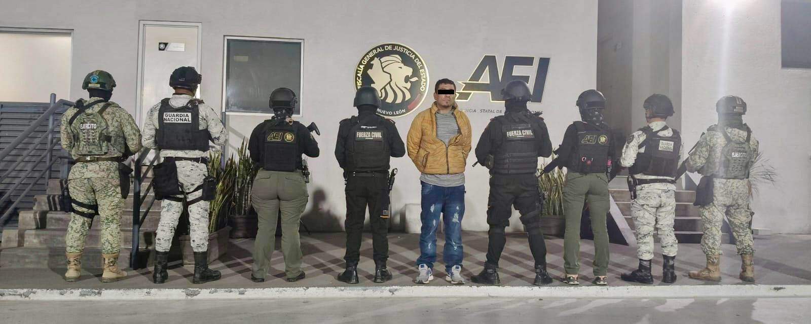 Luego de que impidió la labor de los elementos de la policía, quienes realizaban recorridos en la zona de la Central de Autobuses, centro de Monterrey, un hombre fue interceptado por la policía, percatándose de que contaba con orden de aprehensión por homicidio.