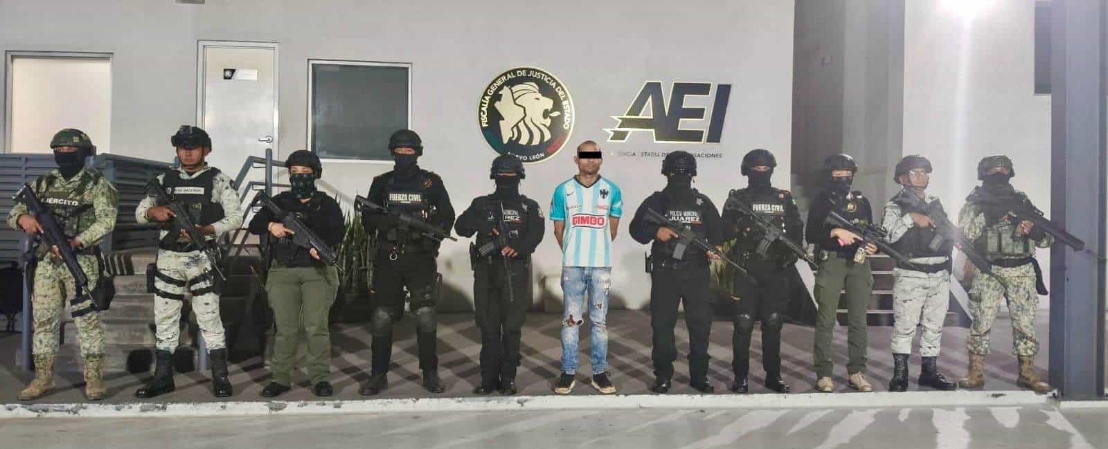 Al intentar brincar la barda de un domicilio, un hombre fue interceptado por elementos del Grupo de Coordinación Metropolitana, y resultó que portaba droga y además contaba con orden de aprehensión por feminicidio, en Juárez.