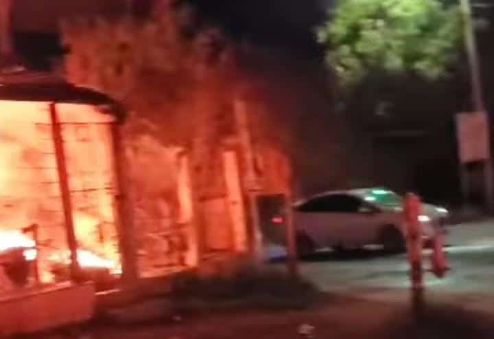 El incendio de un tejabán en el municipio de Linares, movilizó ayer a elementos de Bomberos y Protección Civil.