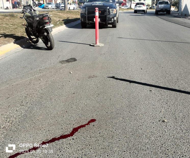 Muere motociclista al impactarse contra árbol