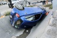 Roba auto y se vuelca