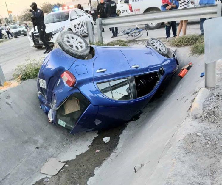 Roba auto y se vuelca