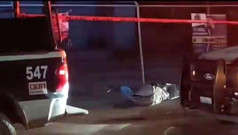 El cadáver de un hombre atado de manos, pies y envuelto en una lona, fue encontrado ayer en el municipio de Cadereyta Jiménez.