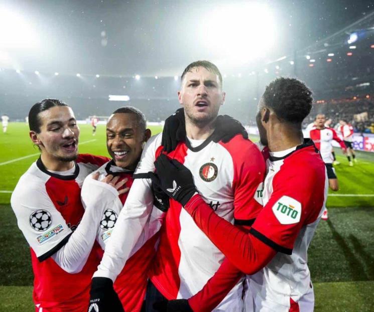 Santiago Giménez anota doblete en goleada de Feyenoord al Bayern