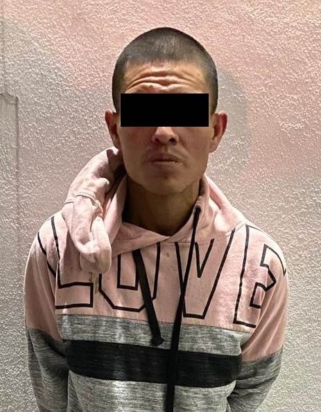 En casos diferentes, un hombre y un joven fueron detenidos por oficiales de la Policía de Monterrey, por presuntamente portar una sustancia sólida similar al cristal y el otro por traer hierba verde con las características de la mariguana, en las colonias Niño Artillero y Valle de Infonavit.