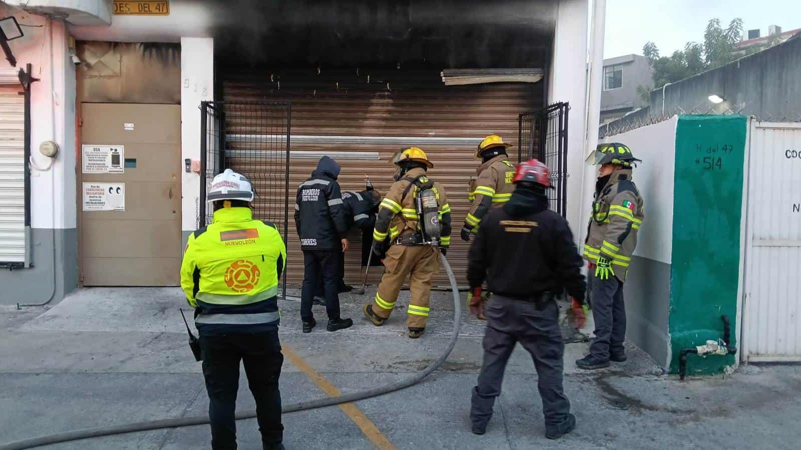 Un negocio de compra venta de vehículos, se incendió ayer en el centro de Monterrey, sin que se reportaran lesionados o evacuados, únicamente daños en nueve autos.