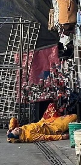 Momento de terror y caos es lo que vivieron clientes y comerciantes, del paraje comercial “5 de Mayo” ubicado en el corazón de Monterrey, al ser atacado a balazos tres hombres por un hombre robusto.