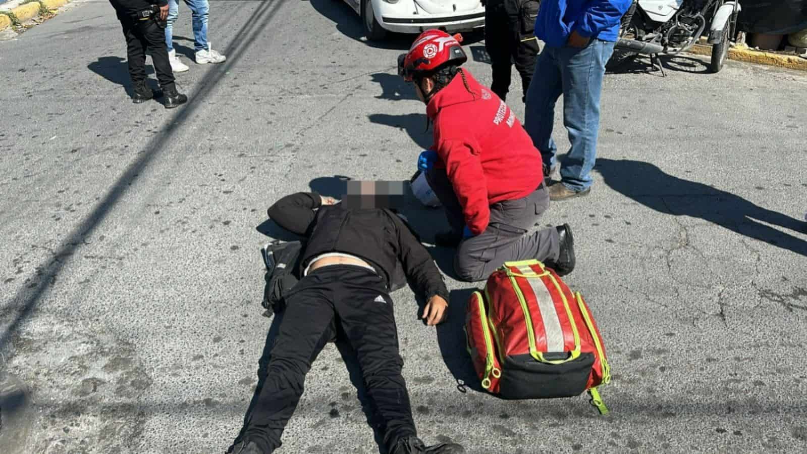 El conductor de una motocicleta resultó lesionado luego de chocar contra un vehículo tipo sedán, ayer al sur del municipio de Monterrey.