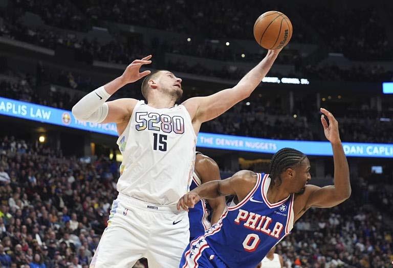 Denver aplasta a Sixers