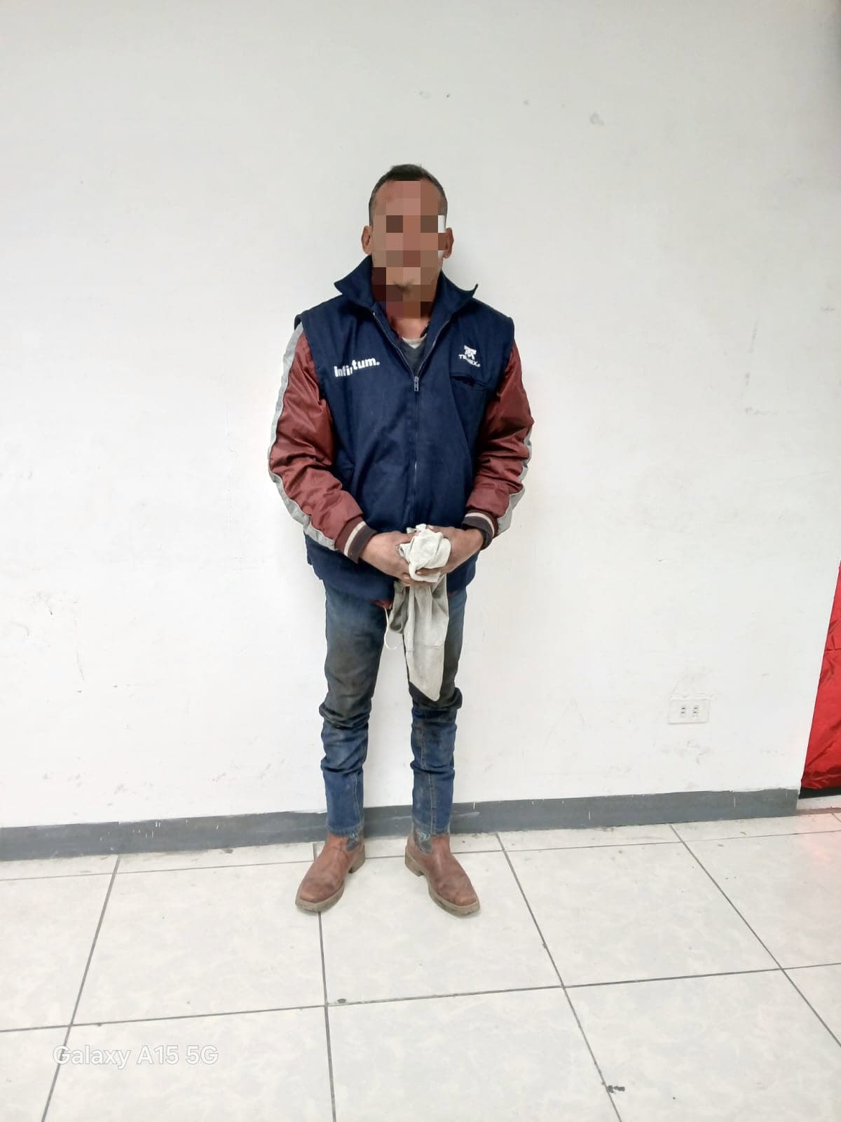 Elementos de la Policías de Guadalupe detuvieron a un hombre que presuntamente mantuvo en cautiverio a su padre durante cerca de una hora en su domicilio, mientras le pedía dinero y lo amenazaba de muerte.