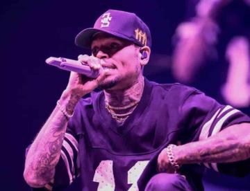 Chris Brown niega ser culpable de dos cargos por agresión