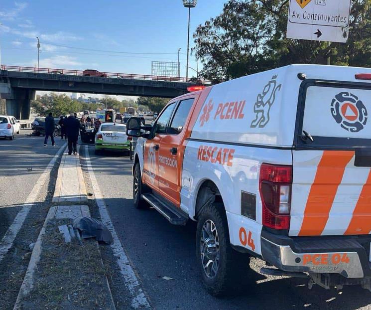 Se impacta vehículo contra muro