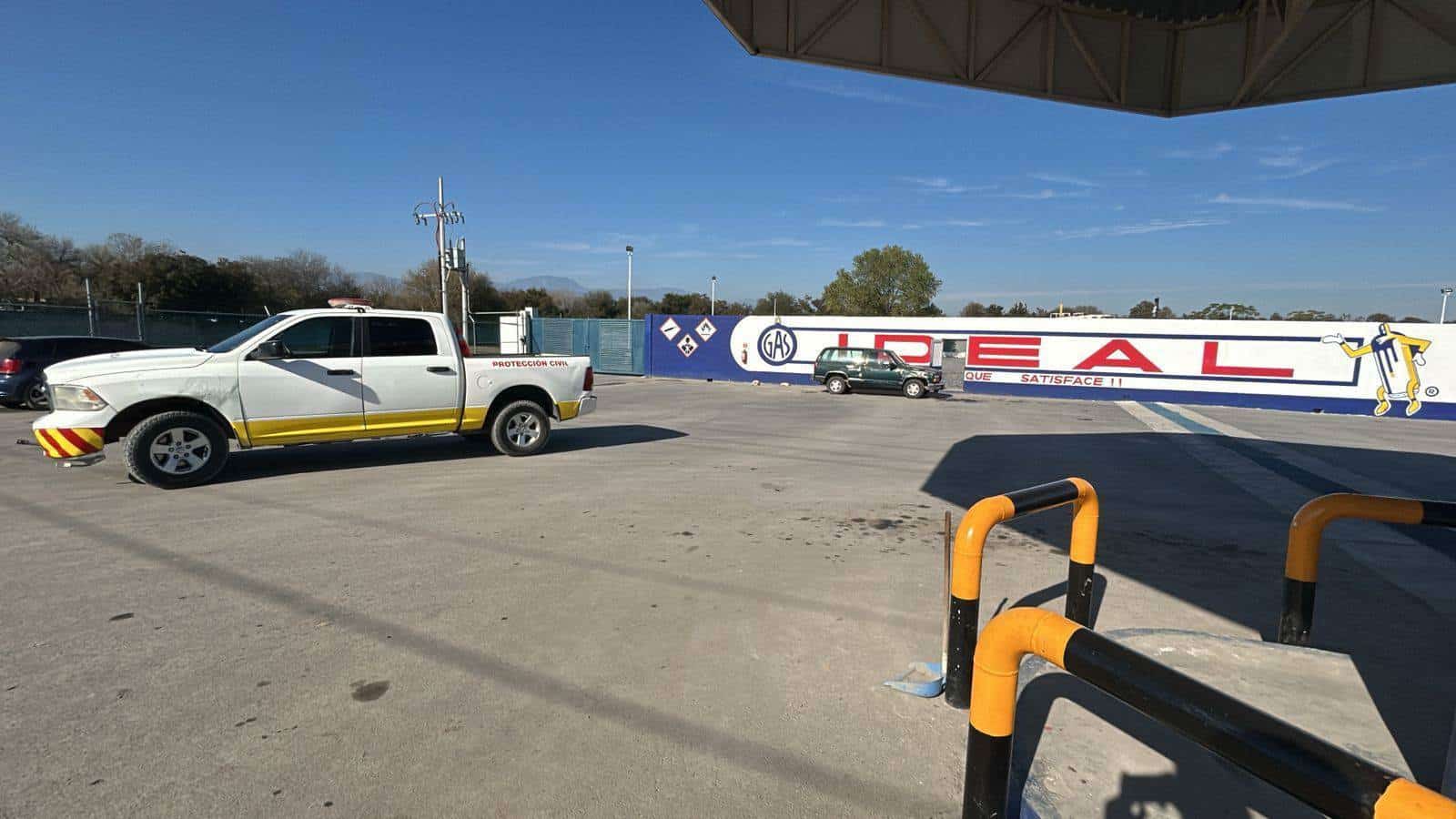 Más de 300 alumnos de una escuela secundaria del municipio de Montemorelos, fueron evacuados, al detectarse un fuerte olor a amoniaco en sus instalaciones.