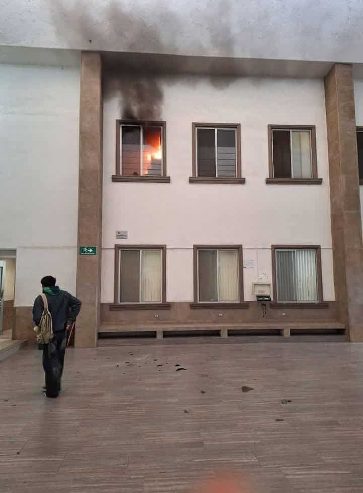 El incendio y un estallido de un cubículo de la Facultad de Ingeniería Mecánica y Eléctrica, movilizó ayer a elementos de auxilio en la UANL, en Ciudad Universitaria, municipio de San Nicolás, donde se evacuaron a más de 300 estudiantes, maestros y otros trabajadores.