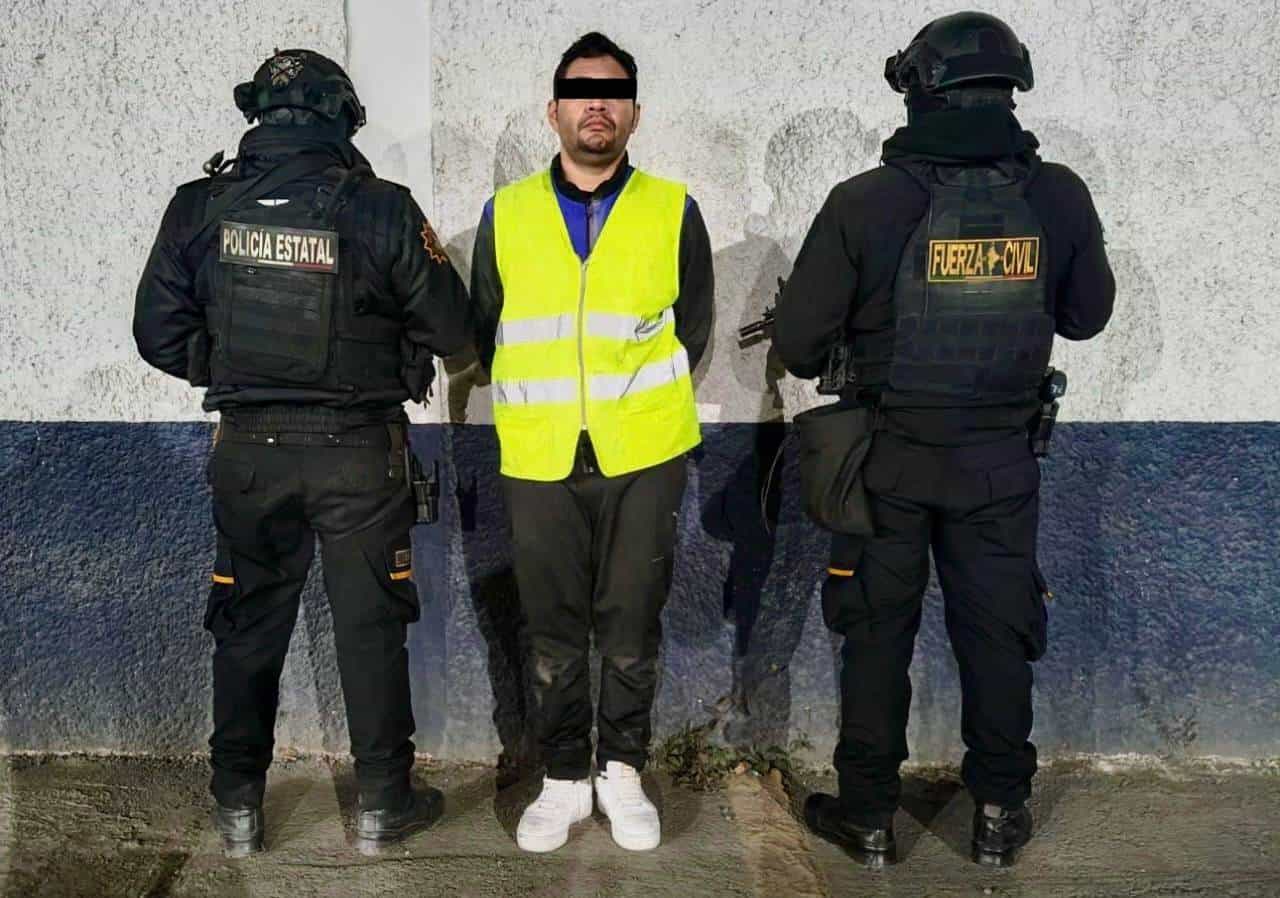 Con un arma de fuego y diversas dosis de droga, fue arrestado un hombre por elementos del Grupo de Coordinación Metropolitana, la madrugada de ayer en calles de la Colonia Alba Residencial, municipio de Guadalupe.