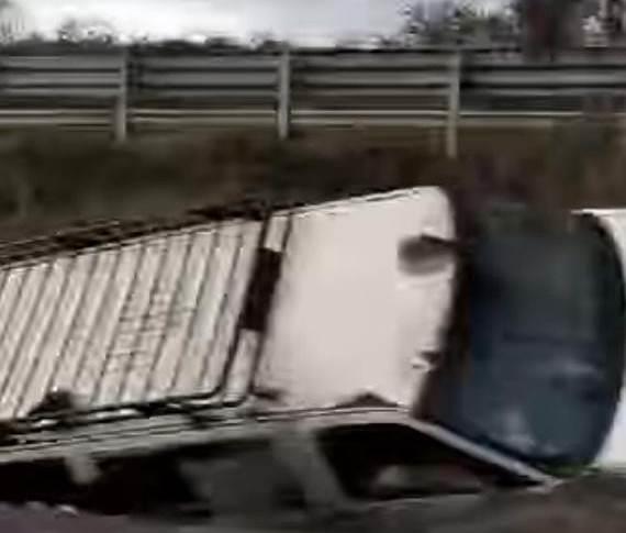 Cae a barranco camioneta con remolque