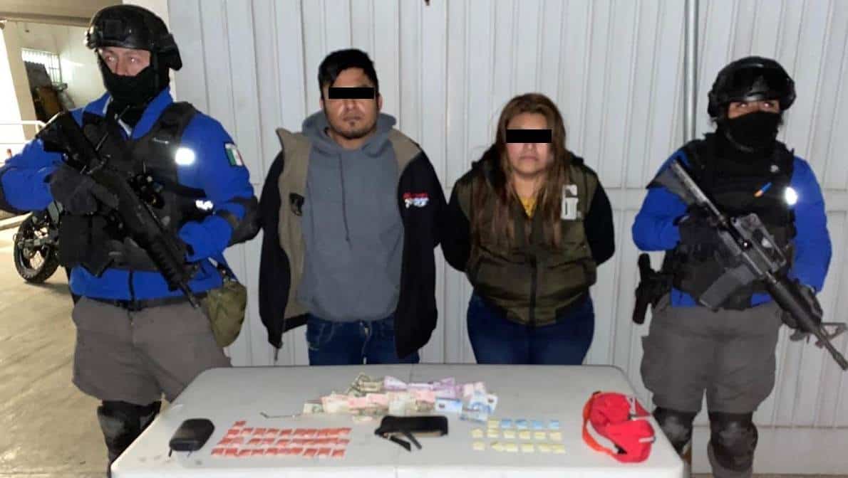 Una pareja fue detenida por oficiales de la Policía de Monterrey de Reacción, al presuntamente encontrarles 48 bolsas con sustancias sólidas con las características de la droga tipo cristal y cocaína, la madrugada de ayer en el centro de la ciudad.