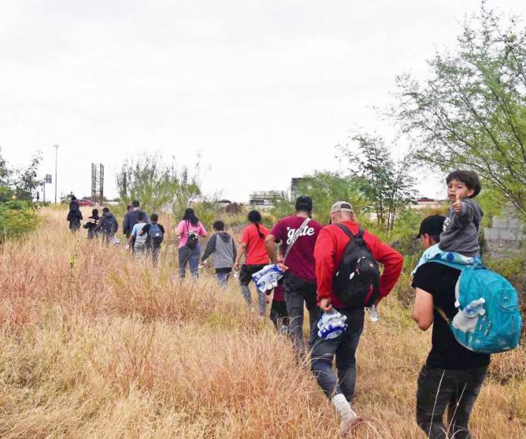 Supervisan instalación de albergues para deportados