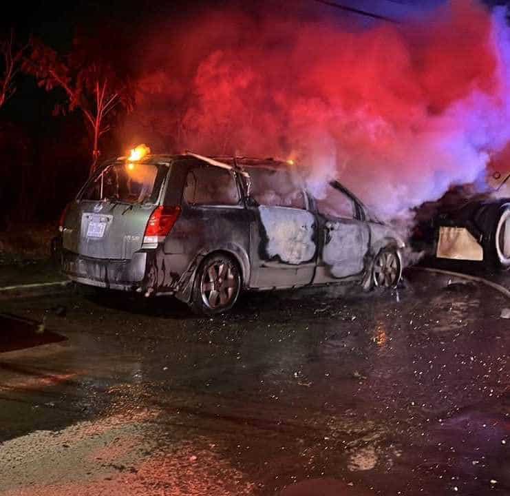 Un mal equipamiento de un sistema de sonido, causó el incendio de una camioneta en el municipio de Linares, dejando pérdidas materiales de consideración.