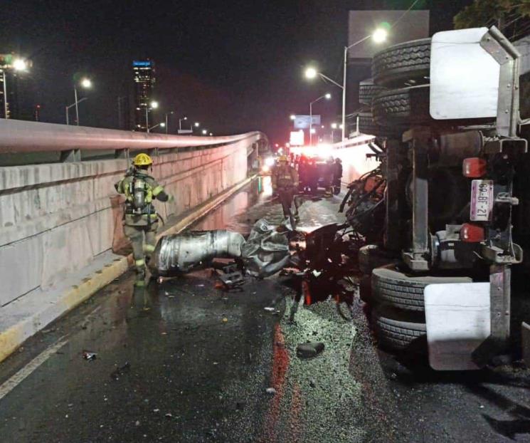 Vuelca tráiler en Morones Prieto; provoca cierre