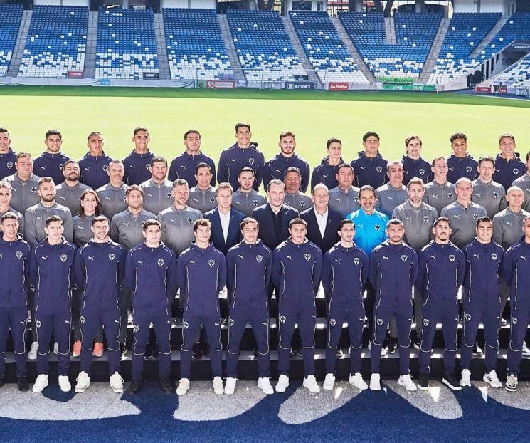 Carlos Salcedo posó en fotografía oficial de Rayados