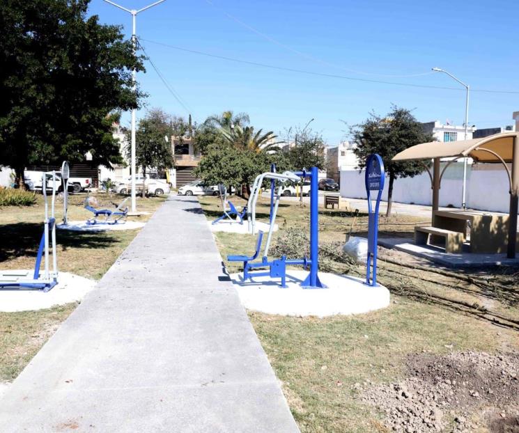 Entrega Carrillo rehabilitación de plaza en Fresnos del Lago