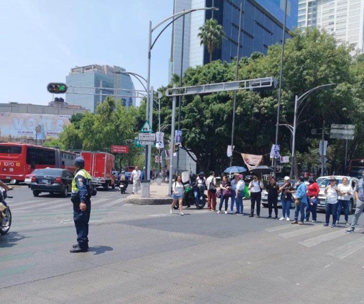 Trabajadores hacen mitin fuera de la Secretaría de Cultura