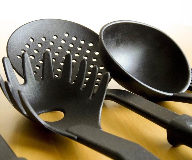 Por qué no usar utensilios negros en la cocina