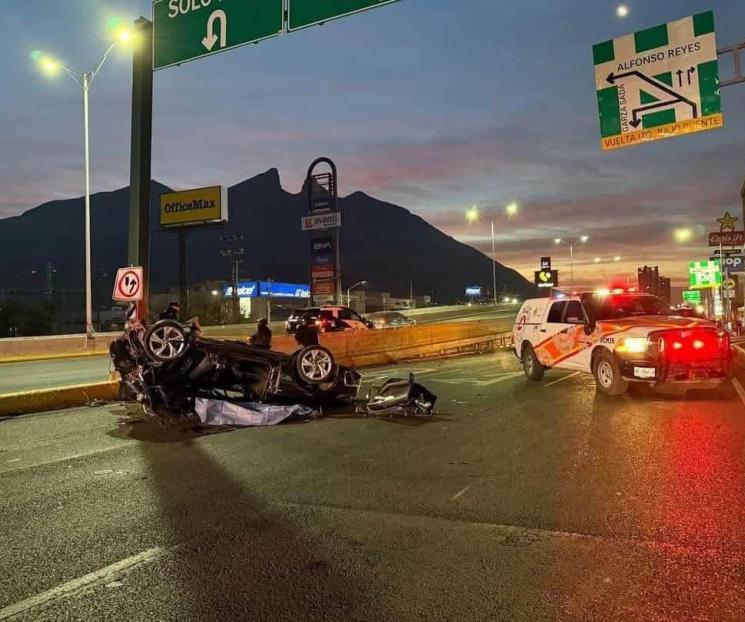 Fallece conductor tras choque en Garza Sada