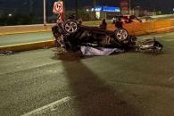 Acelera, choca, vuelca y muere Acelera, choca, vuelca y muere