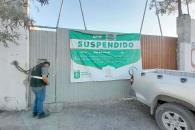 Sorprende a negocios y les coloca sellos de suspensión